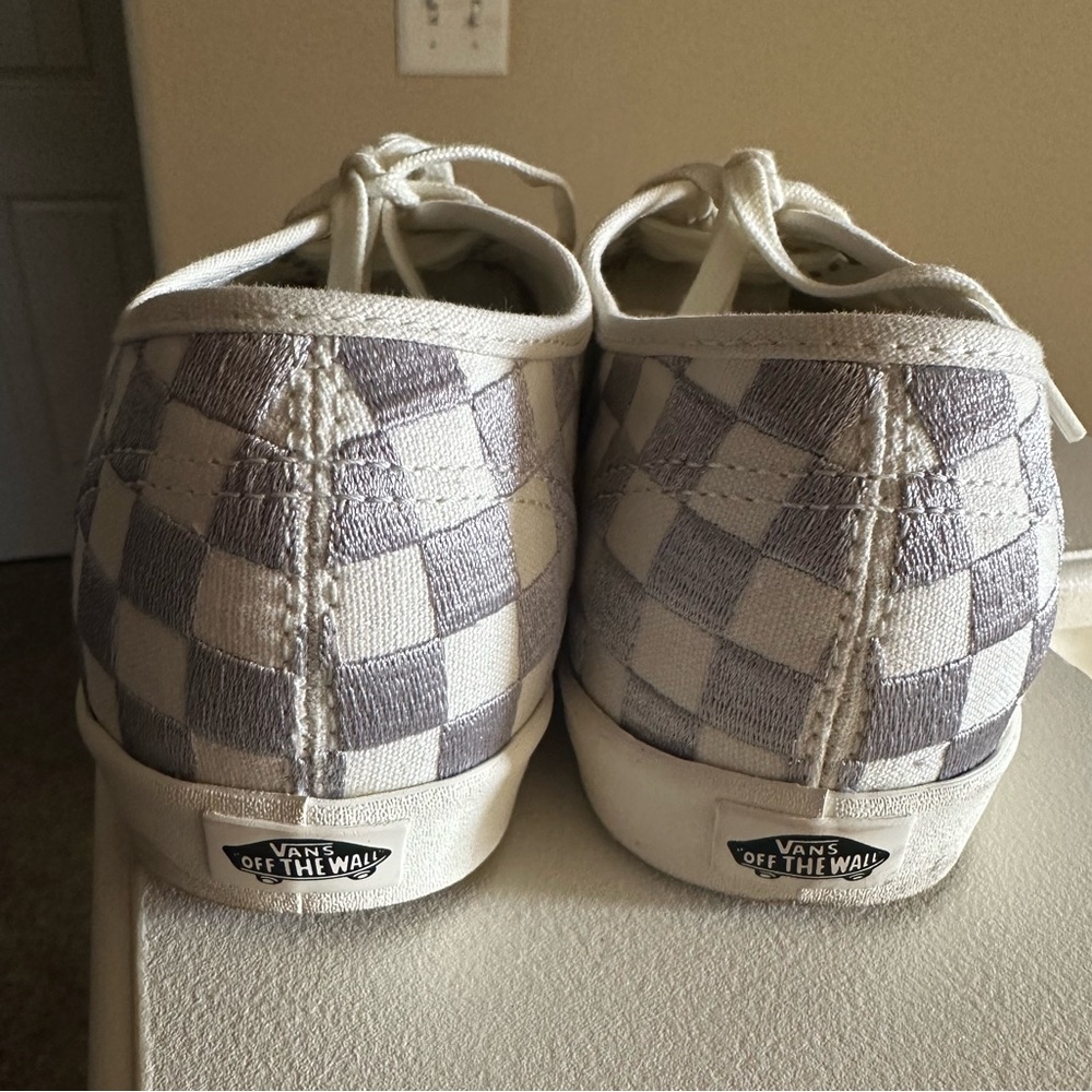 NWOT! Unisex “Vans” Embroidered Canvas Sneakers Size 6.5 Men’s - Size 8 Women’s - Picture 4 of 11